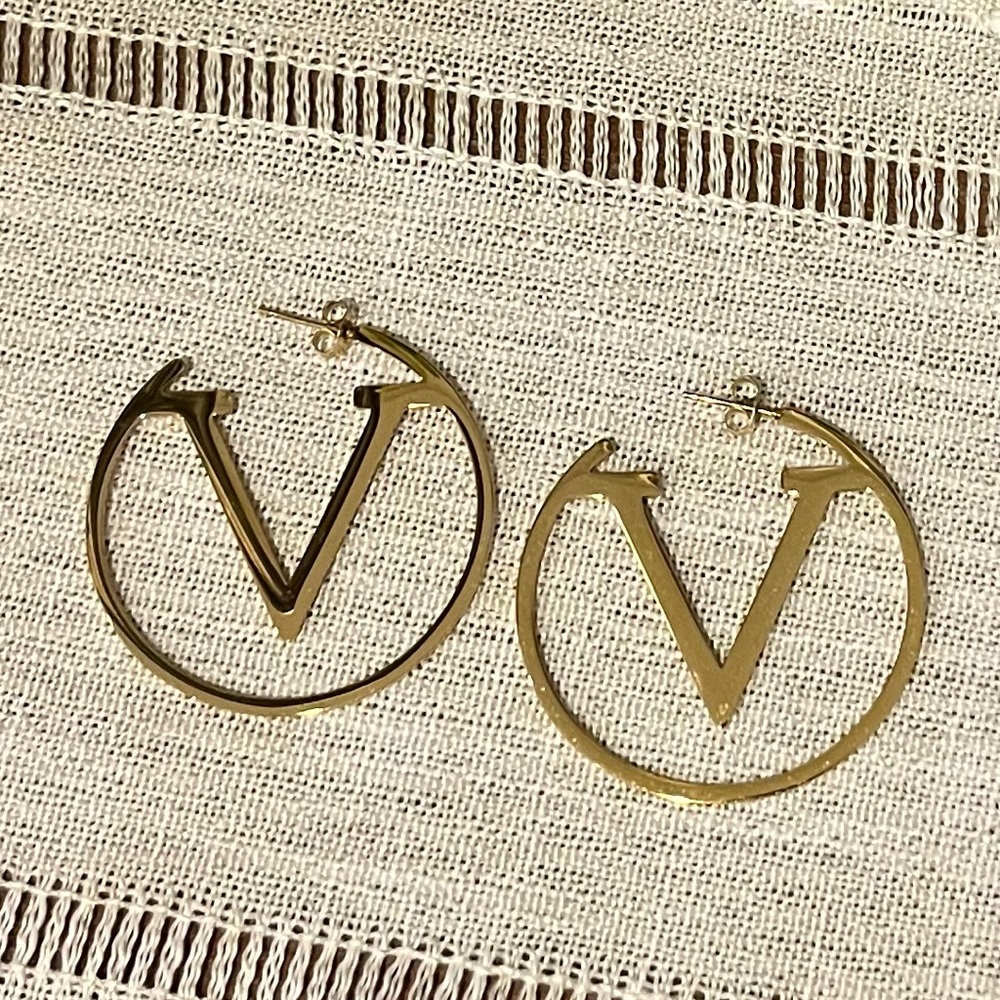 New! ✨ Stunning Luxury Designer Gold-tone V Hoop Earrings Fashion Jewelry Vlogo - Picture 13 of 15